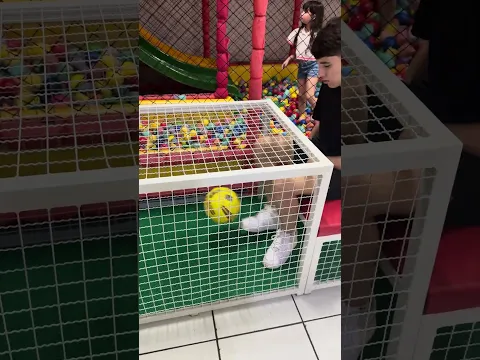 Rafael brincando de fazer gol sentado #shorts