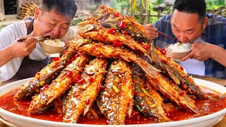 撈6斤刁子魚下大油鍋,二弟做“香辣酥魚”,焦香酥脆哥倆連吃三大碗!【鐵鍋視頻】