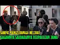 Download Lagu Een buitenlander huilt trots als hij zijn familie ziet gekleed in traditionele Javaanse kledij.