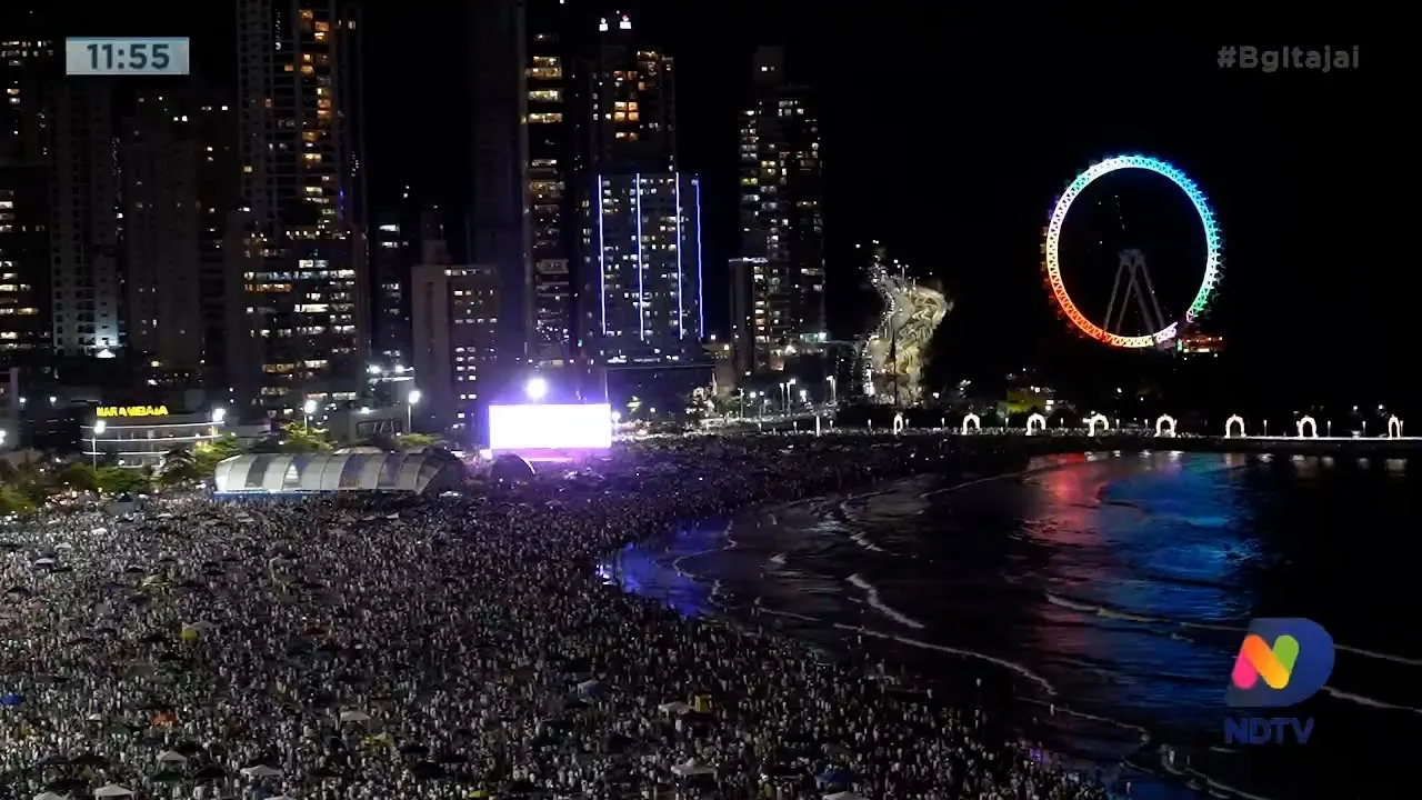 Aproximadamente 700 mil pessoas passaram o Réveillon na praia Central de Balneário Camboriú