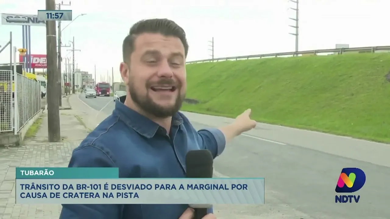 Trânsito da BR-101 é desviado para a marginal por causa de cratera na pista em Tubarão