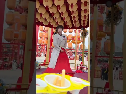 Dengan memberinya makanan, rahasia bocah itu terbongkar di pasar malam.