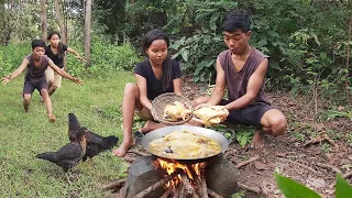 Survival skills: catch chicken for food in forest, Chicken soup spicy tasty for dinner