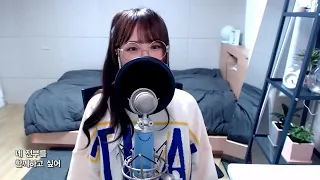 فتاة كورية جميلة تغني اغنية Bts Boy With Luv  فتاة كورية جميلة تغني اغنية Bts Boy With Luv