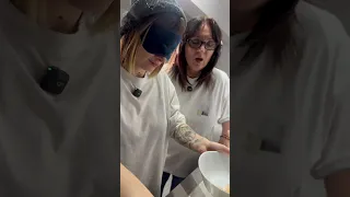 Bianca Adam si mama ei gatesc fara sa vada sau sa auda