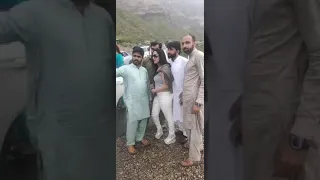 مشهوره تتصور مع باكستانيين شاهد كيف يتحرشو فيها 