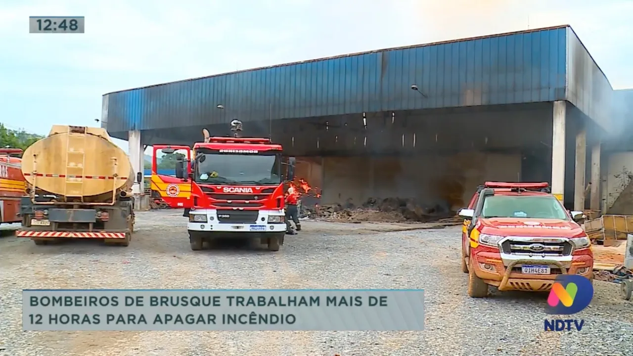 Bombeiros de Brusque trabalham mais de 12 horas para apagar incêndio em fábrica têxtil