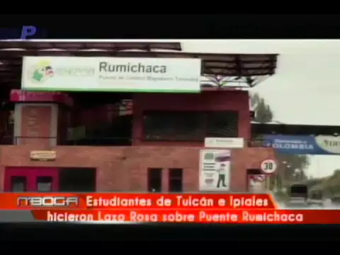 Estudiantes de Tulcán e Ipiales hicieron Lazo Rosa sobre puente Rumichaca