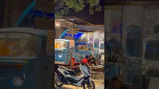 الحياة الليلية في جزيرة بالي في إندونيسيا دندنها