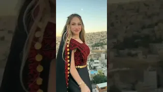 قومي يا حلوة هزي 
