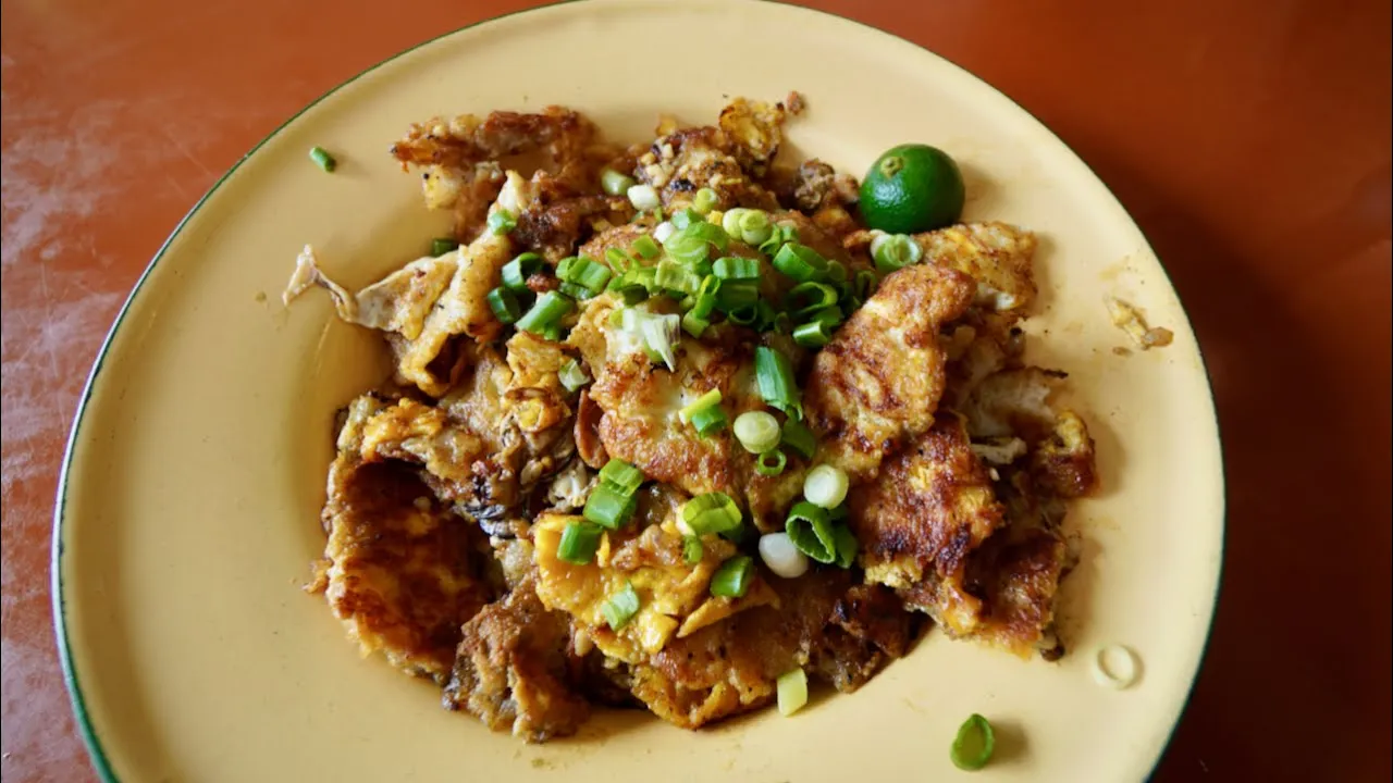 How OYSTER OMELETTE (or luak, , )  is fried (in 100% pork lard! Siglap, Singapore street food)