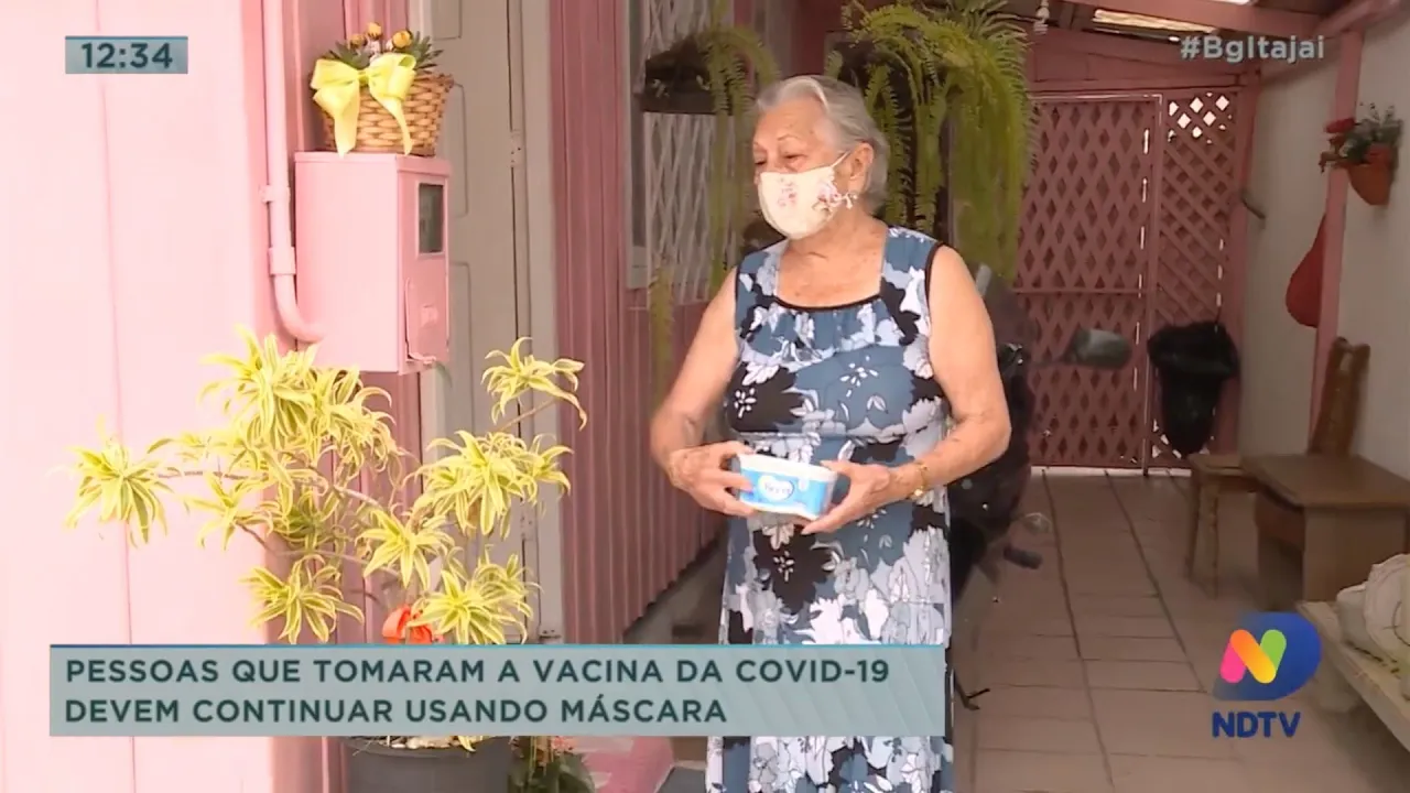 Especialista alertam as pessoas que tomaram a vacina da Covid-19 devem continuar usando máscara