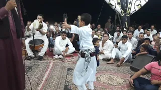 طفل صغير يرقص على المقرونه الخشنه حجيل نار افراح عيت نصر دندنها