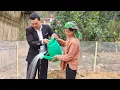 Download Lagu Alleenstaande moeder blij met een kleine tuin en de hartelijke hulp van een vriendelijke CEO