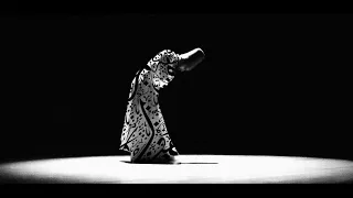 هل تقبلوني عبد اثيم زادت فنوني بالذل واقف بالباب عاكف والله خائف ان تطردوني دندنها