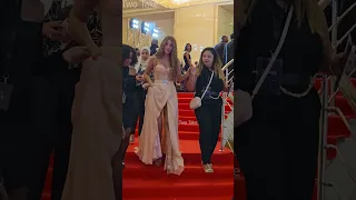 فستان الفنانة نور علي المثير يضعها في موقف محرج فى نزول السلم 