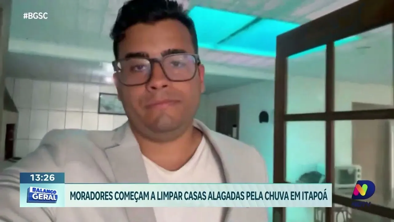 Recuperação em Itapoá: moradores iniciam limpeza após chuvas alagarem residências