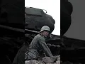 Download Lagu Een Duitse soldaat gebruikt een KV1 als dekking.