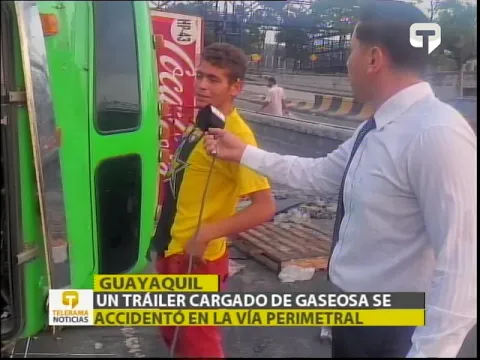Un tráiler cargado de gaseosa se accidentó en la vía perimetral