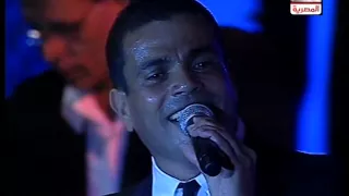   يدق الباب دندنها