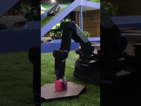 Un bras robot dans une tondeuse ? Vraiment ?