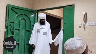 القارئ أنس محمدين يقليد الشيخ الدكتور أحمد محمد الطاهر  ويتفاجا بحضور د  احمد محمد طاهر دندنها