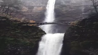 عبدالله الموسى ان الله وملائكته يصلون على النبي دندنها