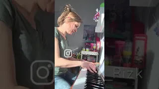 رشا رزق تعزف وتغني شارة البؤساء دندنها