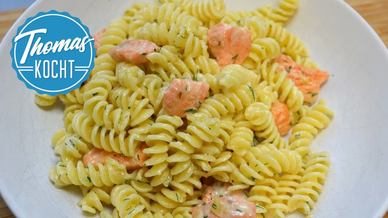 Cremige Lachs Pasta mit Sahnesoße | Rezept mit nur 5 Zutaten