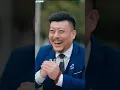 小伙从天而降，一头撞进美女CEO怀里夺走她的初吻！本以为是无耻臭流氓，岂料他竟是无敌神医！仅凭一掌便震散濒死首富体内淤血，美女总裁当场看傻，瞬间芳心沦陷，竟主动扑进他怀里，献身倒追🔥