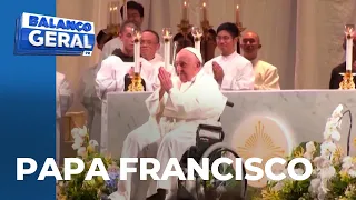 Católicos acompanham homenagem em memória do Papa Francisco, na catedral Metropolitana