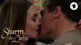 Vincent und Nathalie kussen sich leidenschaftlich Sturm der Liebe