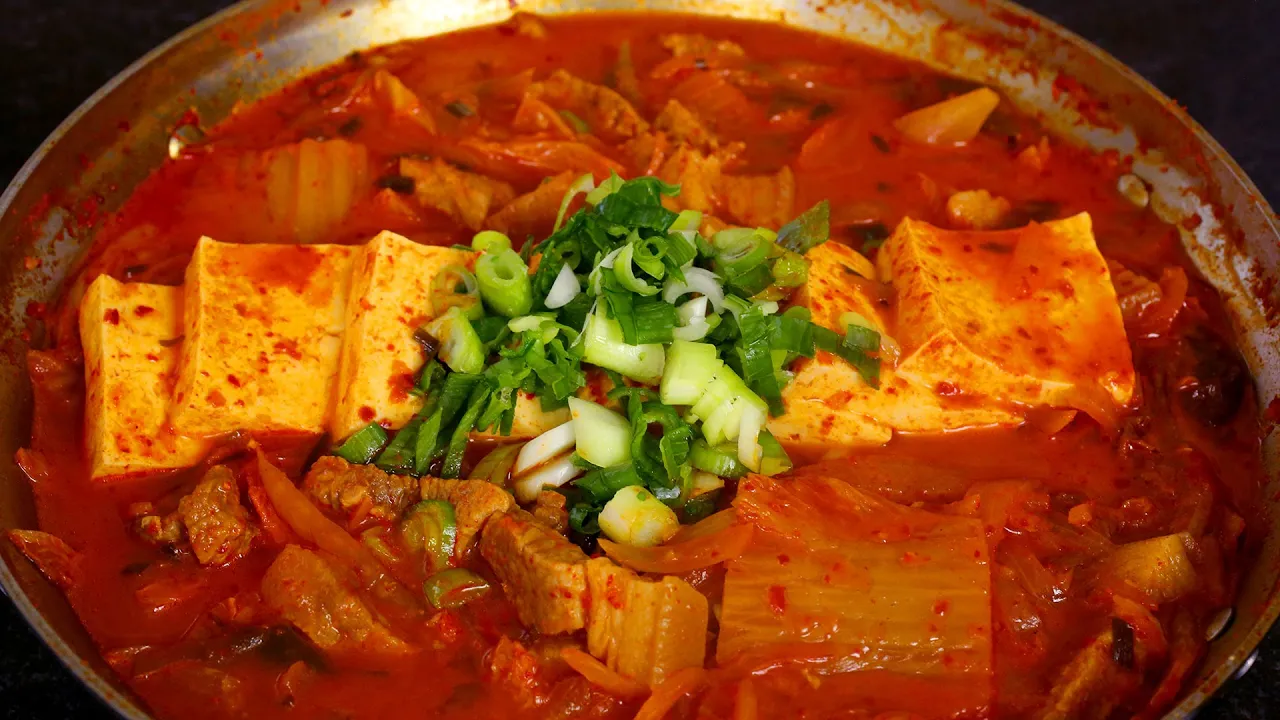 Kimchi Stew (Kimchi-jjigae: )