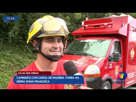 Falha nos freios: Caminhão com carga de madeira tomba na serra Dona Francisca