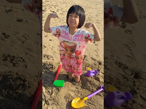 Em gái cát trôn biển