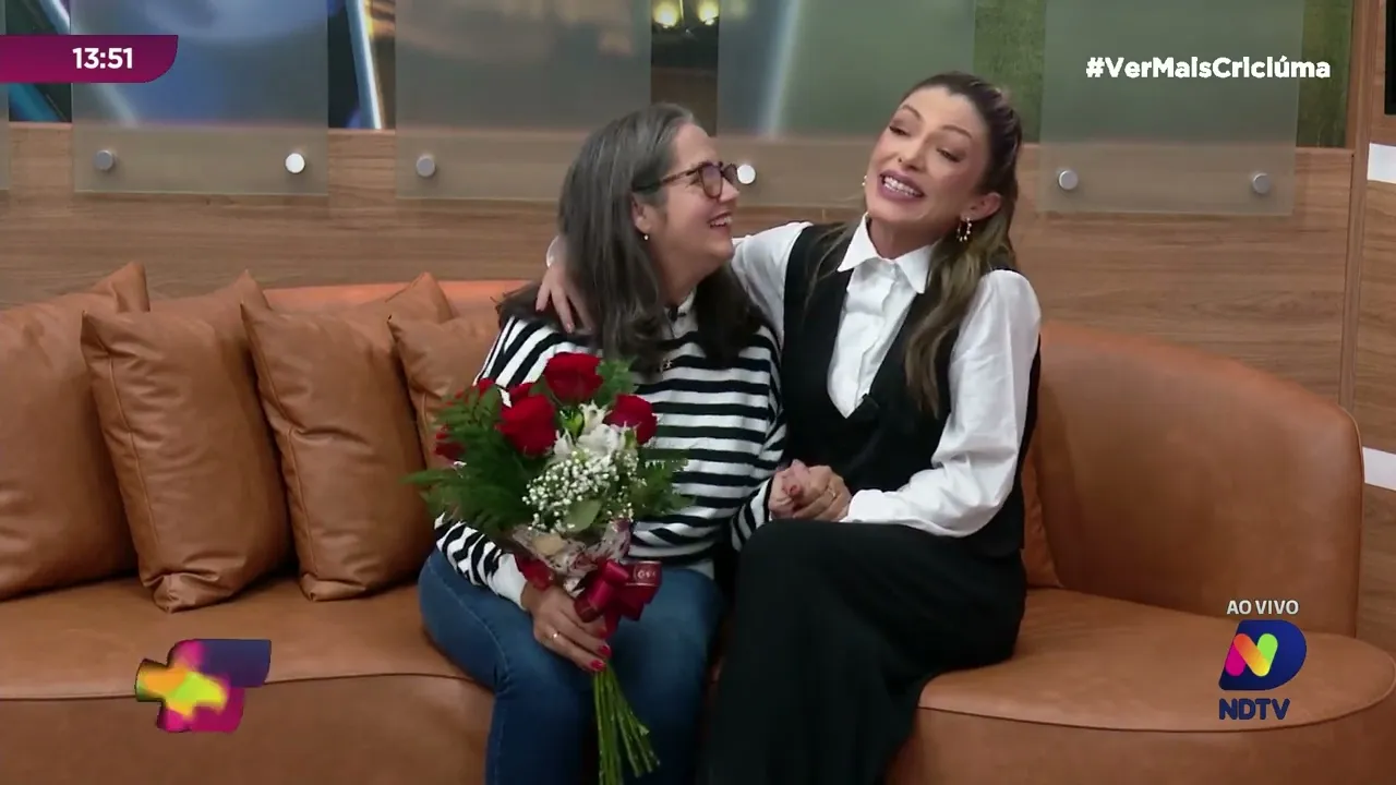 Uma flor para os namorados: Zulamar ganha a vida vendendo flores para casais em bares da cidade