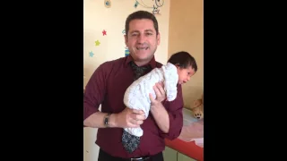 طريقة حمل البيبي التي تخفف من الألم و تسمح بخروج الغازات 