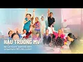 Lagu Hậu trường MV: Phân cảnh 2 anh em nhờ bà con phụ quay, nhảy vui vẻ. 
