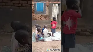 صوت ملائكي لطفل صغير يرفع الأذان بطريقة مؤثرة جد ا 