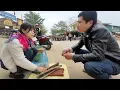 Lagu Dinh went to sell chopsticks and met a man who seemed to like her