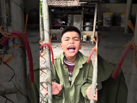 Cách em trai thoát khỏi các loại xích🍫😂
