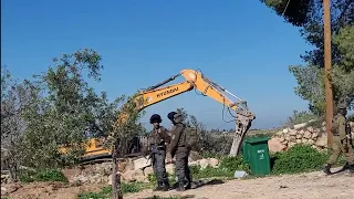 قوات الاحتلال الاسرائيلي تهدم منزلا  من طابقين في بلدة بيت عوا غرب الخليل دندنها