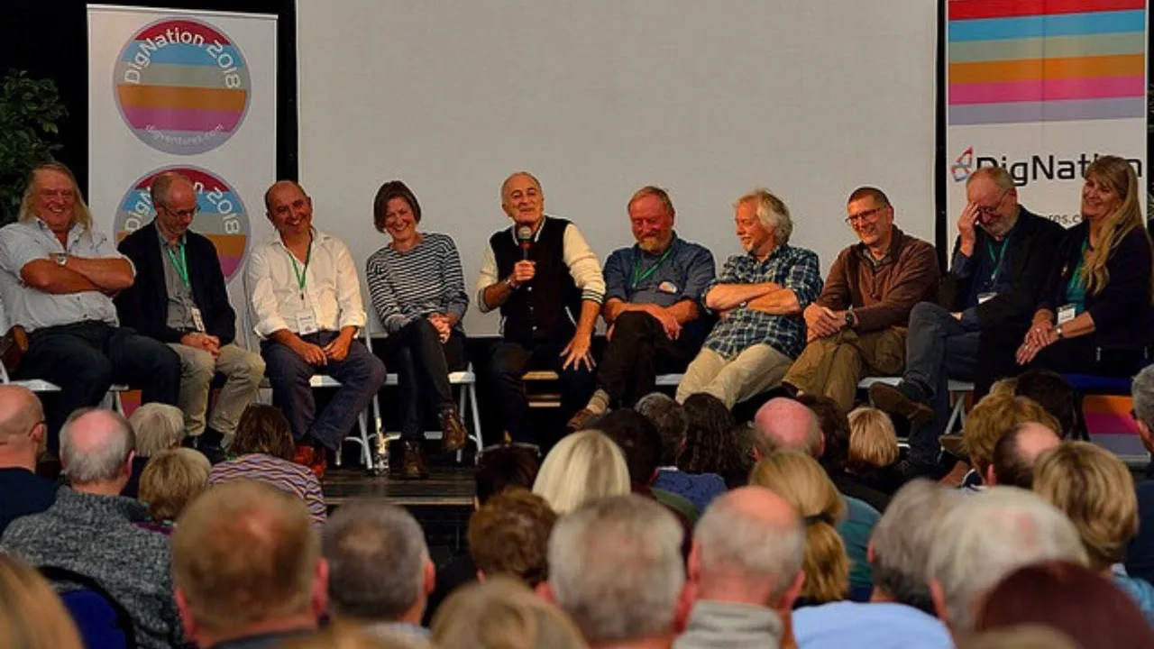 Tony Robinson hosts Archaeologist's Question Time | DigNation '18