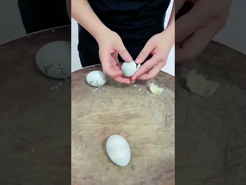How to Remove Eggs Cover Chinese Trick . Chinese Style . #shorts #viralvideo #trending