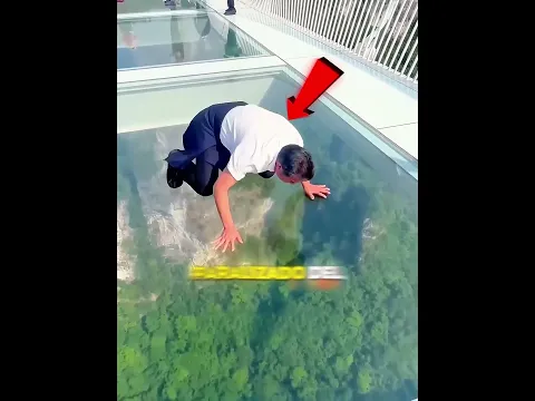 La abuela cruzaba sin miedo 🌉