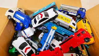 トミカ☆はたらくくるまのミニカーが木の坂道で走行テスト！ スポンジをころころ転がる♪ Tomica Collection Drive a steep hill !!