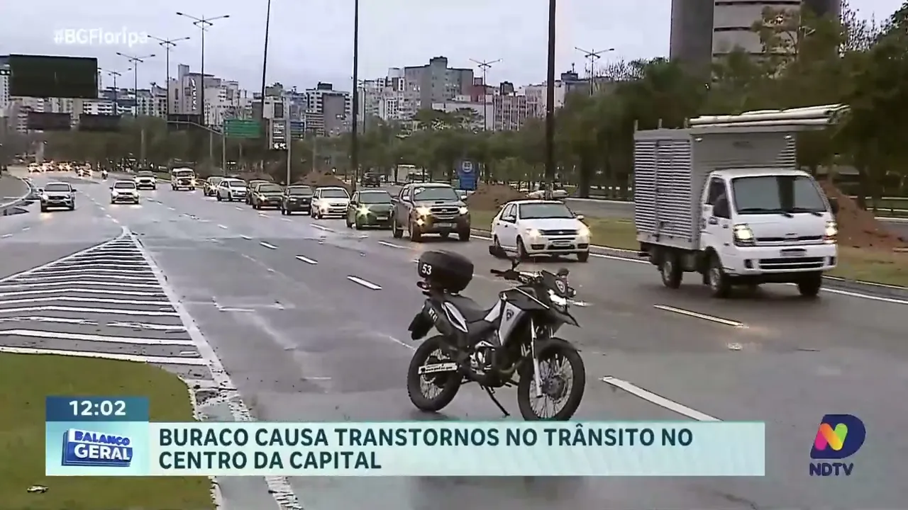 Buraco no Túnel Antonieta de Barros causa transtornos no trânsito e danos a veículos