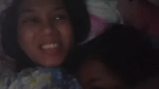 ibu menyusui memberi pencerahan pada putrinya