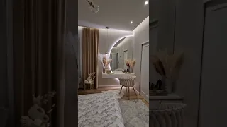 ديكور غرف نوم تتمتع بسقف هادئ ووحدة تسريحة بفكرة جديدة 