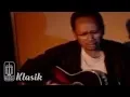 Download Lagu Ebiet G. Ade - Kalian Dengarkah Keluhanku (Official Karaoke Video)